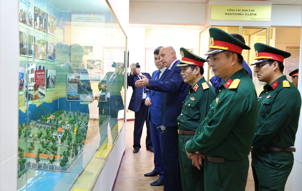 Bộ trưởng thăm phòng Truyền thống của Trung tâm Nhiệt đới Việt-Nga